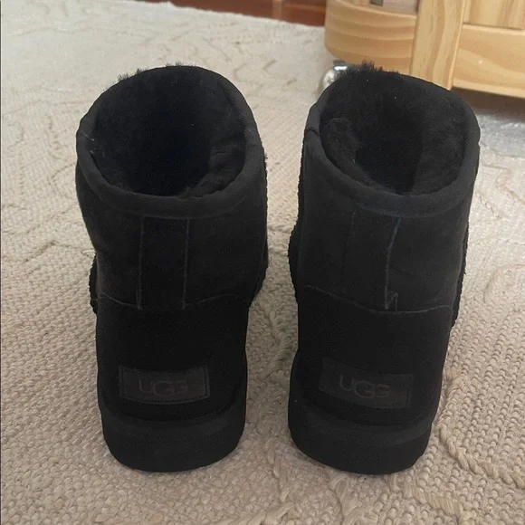 UGG CLASSIC MINI BOOTS - Picture 4 of 10